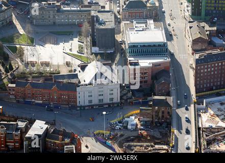 Vue aérienne du centre-ville de Stockport, du Grand Manchester avec la façade blanche du théâtre Plaza Performing Arts en vue à mi-plan Banque D'Images