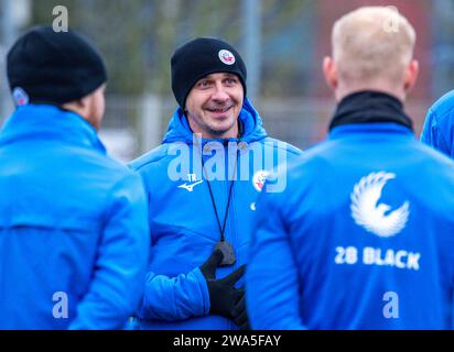 Rostock, Allemagne. 02 janvier 2024. Football : Bundesliga 2, coup d'envoi de l'entraînement pour le FC Hansa Rostock. Mersad Selimbegovic, le nouvel entraîneur du FC Hansa Rostock, s’entretient avec les joueurs avant la première séance d’entraînement en préparation de la seconde moitié de la 2e saison de Bundesliga. Le joueur de 41 ans est censé sauver l'équipe hanséatique de la relégation de la 2e division. Crédit : Jens Büttner/dpa/Alamy Live News Banque D'Images