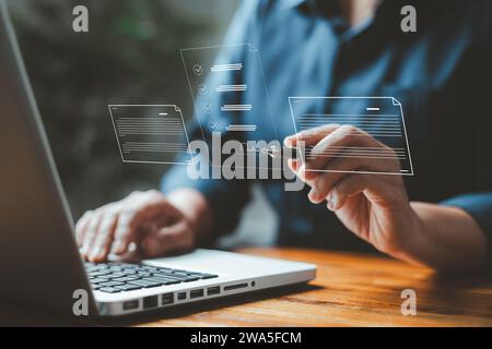 Femme d'affaires à l'aide d'un dispositif numérique signe des documents électroniques en ligne. Idée de lieu de travail sans papier, signature électronique, signature électronique, technologie et document Banque D'Images