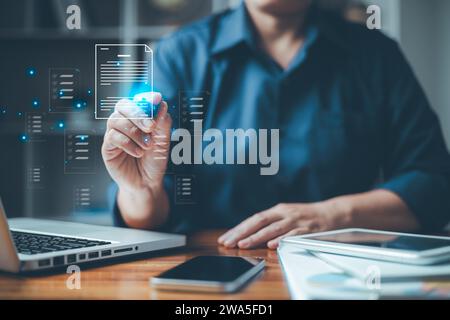Femme d'affaires à l'aide d'un dispositif numérique signe des documents électroniques en ligne. Idée de lieu de travail sans papier, signature électronique, signature électronique, technologie et document Banque D'Images
