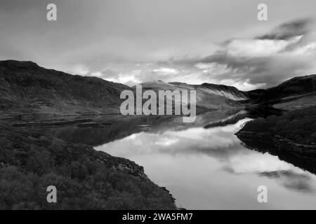 Reflets de montagne dans le Loch Gleann Dubh, Kylesku village, Sutherland, Nord-Ouest de l'Écosse, Royaume-Uni Banque D'Images