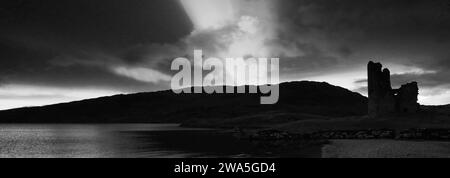 Coucher de soleil vue sur le château d'Ardvreck sur le Loch Assynt, Sutherland, Nord-Ouest de l'Écosse, Royaume-Uni Banque D'Images