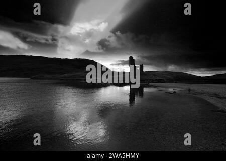 Coucher de soleil vue sur le château d'Ardvreck sur le Loch Assynt, Sutherland, Nord-Ouest de l'Écosse, Royaume-Uni Banque D'Images