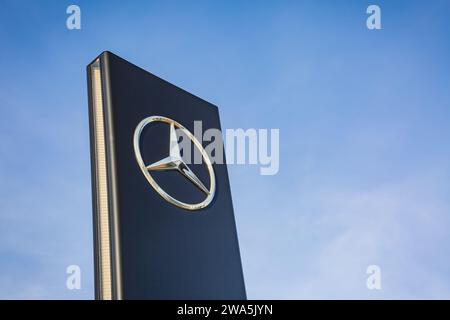 Hockenheim, Allemagne, 18 décembre 2023 : logo Mercedes Benz, constructeur automobile allemand Banque D'Images