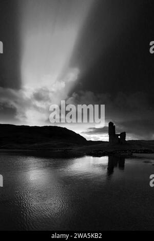 Coucher de soleil vue sur le château d'Ardvreck sur le Loch Assynt, Sutherland, Nord-Ouest de l'Écosse, Royaume-Uni Banque D'Images