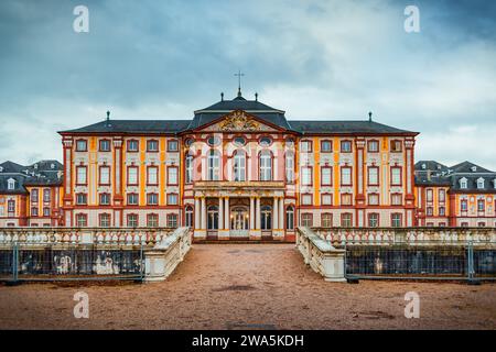 Bruchsal Palace - complexe de château baroque situé à Bruchsal, en Allemagne, les jours d'hiver. Complexe comprenant bâtiment résidentiel, chapelle, pavillons et g Banque D'Images