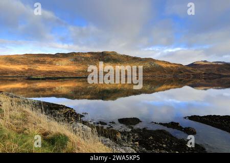 Reflets de montagne dans le Loch Gleann Dubh, Kylesku village, Sutherland, Nord-Ouest de l'Écosse, Royaume-Uni Banque D'Images