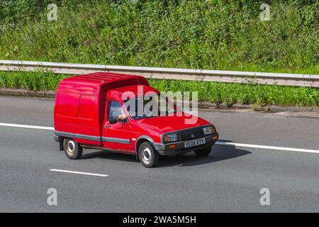 2005 Rouge française Citroën C15 champ 600 D 1,9 Di 60 LCV voiture dérivée Van Diesel 1868 cc ; voyageant à grande vitesse sur l'autoroute M6 dans le Grand Manchester, Royaume-Uni Banque D'Images