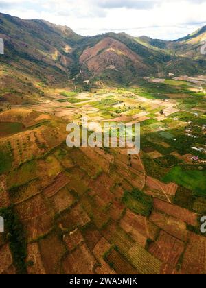 Volcan éteint avec des terres fertiles pour la culture au Vietnam. Banque D'Images