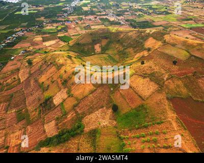 Volcan éteint avec des terres fertiles pour la culture au Vietnam. Banque D'Images