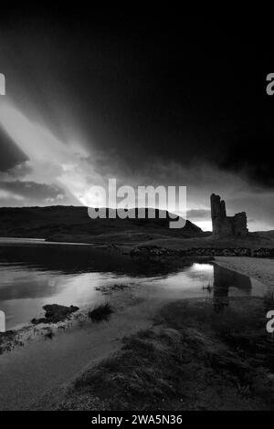 Coucher de soleil vue sur le château d'Ardvreck sur le Loch Assynt, Sutherland, Nord-Ouest de l'Écosse, Royaume-Uni Banque D'Images