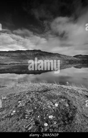 Reflets de montagne dans le Loch Gleann Dubh, Kylesku village, Sutherland, Nord-Ouest de l'Écosse, Royaume-Uni Banque D'Images