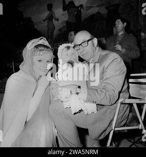 Frau Wirtin Hat auch eine Nichte, Filmkomödie, Österreich/Deutschland/Italien, Regisseur Franz Antel (brille) mit Baby Banque D'Images