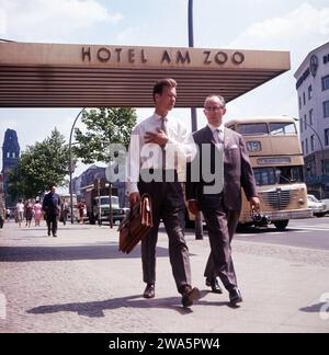 Original-Bildunterschrift : Eingang zum Hotel am Zoo am Kurfürstendamm mit Passanten und einem bus der Linie 19, Berlin, Deutschland 1964 Banque D'Images