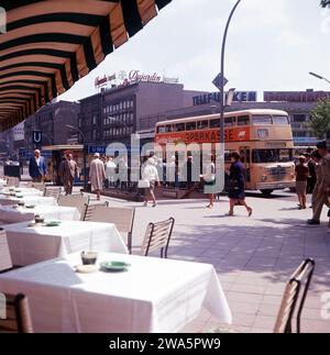 Original-Bildunterschrift : Bushaltestelle mit bus der Linie 19 an den Cafe Terrassen am Kurfürstendamm, Berlin, Deutschland 1964. Banque D'Images