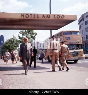 Original-Bildunterschrift : Eingang zum Hotel am Zoo am Kurfürstendamm mit Passanten, amerikanischen Besatzungssoldaten und einem bus der Linie 69, Berlin, Deutschland 1964 Banque D'Images