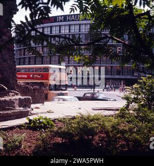 Original-Bildunterschrift : Blick auf das DeFaKa Kaufhaus und einen bus der Linie 19 am Breitscheidplatz, Berlin, Deutschland 1964. Banque D'Images