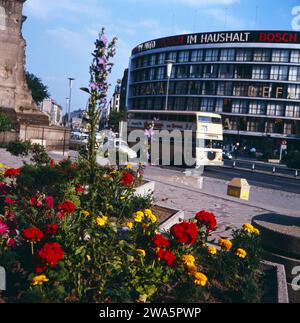 Original-Bildunterschrift : Blick auf das DeFaKa Kaufhaus und einen bus der Linie 19 am Breitscheidplatz, Berlin, Deutschland 1964. Banque D'Images