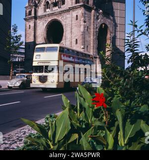 Original-Bildunterschrift : bus der Linie 19 vor der Gedächtniskirche, Berlin, Deutschland 1964. Banque D'Images