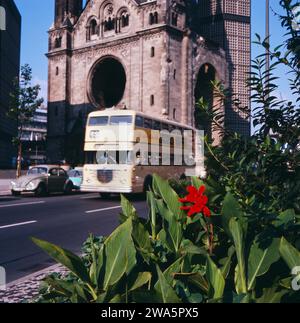 Original-Bildunterschrift : bus der Linie 69 vor der Gedächtniskirche, Berlin, Deutschland 1964. Banque D'Images