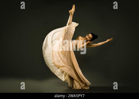 Danseur de ballet avec de belles poses, danseurs asiatiques dansant le ballet, images de ballet, art de la danse Banque D'Images