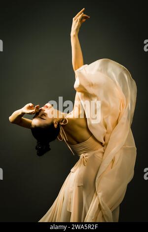 Danseur de ballet avec de belles poses, danseurs asiatiques dansant le ballet, images de ballet, art de la danse Banque D'Images