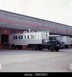 Original-Bildunterschrift : Special Büssing, hier : Bolle Lieferwagen auf dem Hof der Meierei, Berlin, Deutschland 1964. Banque D'Images