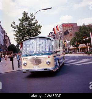 Original-Bildunterschrift : Special Büssing, hier : Reisebus auf dem Kurfürstendamm, Berlin, Deutschland 1964. Banque D'Images