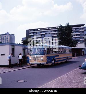 Original-Bildunterschrift : Special Büssing, hier : Reisbus im Hansaviertel, Berlin, Deutschland 1964. Banque D'Images