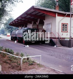 Original-Bildunterschrift : Special Büssing, hier : Benzin Sattelschlepper am Kontrollpunkt Heerstraße, Berlin, Deutschland 1964. Banque D'Images