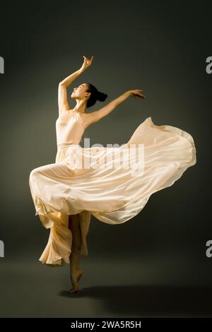 Danseur de ballet avec de belles poses, danseurs asiatiques dansant le ballet, images de ballet, art de la danse Banque D'Images