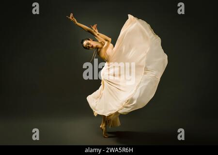 Danseur de ballet avec de belles poses, danseurs asiatiques dansant le ballet, images de ballet, art de la danse Banque D'Images
