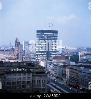 Ansicht vom Europa Center neben der Gedächtniskirche in Berlin, Deutschland 1966. Banque D'Images