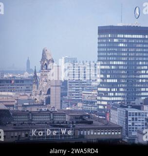 Ansicht vom Europa Center neben der Gedächtniskirche in Berlin, Deutschland 1966. Banque D'Images