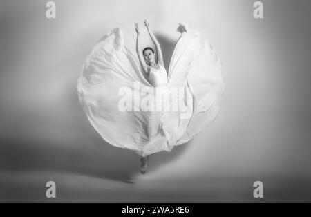 Danseur de ballet avec de belles poses, danseurs asiatiques dansant le ballet, images de ballet, art de la danse Banque D'Images