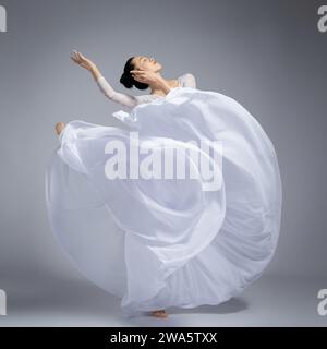 Danseur de ballet avec de belles poses, danseurs asiatiques dansant le ballet, images de ballet, art de la danse Banque D'Images