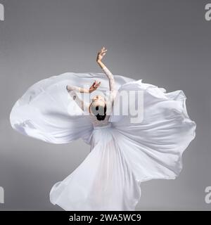 Danseur de ballet avec de belles poses, danseurs asiatiques dansant le ballet, images de ballet, art de la danse Banque D'Images