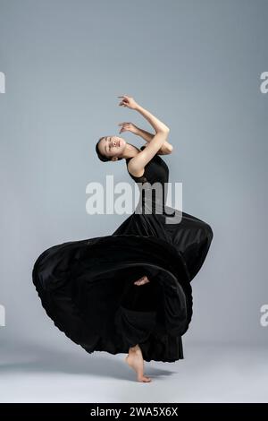 Danseur de ballet avec de belles poses, danseurs asiatiques dansant le ballet, images de ballet, art de la danse Banque D'Images