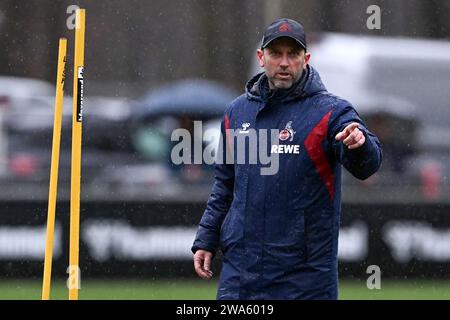 Cologne, Allemagne. 02 janvier 2023. Football : Bundesliga, coup d'envoi de l'entraînement pour 1. FC Köln à Geißbockheim. André Pawlak dirige la formation des 1. Équipe FC Köln Bundesliga. Crédit : Federico Gambarini/dpa/Alamy Live News Banque D'Images