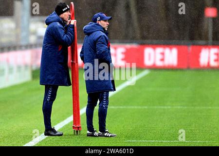 Cologne, Allemagne. 02 janvier 2023. Football : Bundesliga, coup d'envoi de l'entraînement pour 1. FC Köln à Geißbockheim. André Pawlak (à droite) prépare la formation des 1. Équipe FC Köln Bundesliga avec Kevin McKenna (l), entraîneur adjoint. Crédit : Federico Gambarini/dpa/Alamy Live News Banque D'Images