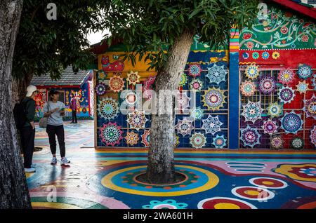 Taichung, Chine. 02 janvier 2024. Les gens interagissent avec le Street art vibrant au Rainbow Village à Taichung, Taiwan le 02/01/2024 les peintures murales colorées, créées par Huang Yung-Fu, un ancien soldat connu sous le nom de "Rainbow Grandpa", ont transformé un village dépendant de l'armée en une destination artistique célèbre, le sauver de la démolition et capturer l'esprit de la communauté avec ses peintures fantaisistes. Le village est devenu une attraction touristique populaire et sert en même temps comme un symbole significatif du patrimoine local et de la résistance créative par Wiktor Dabkowski crédit : dpa / Alamy Live News Banque D'Images