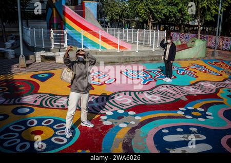 Taichung, Chine. 02 janvier 2024. Les gens interagissent avec le Street art vibrant au Rainbow Village à Taichung, Taiwan le 02/01/2024 les peintures murales colorées, créées par Huang Yung-Fu, un ancien soldat connu sous le nom de "Rainbow Grandpa", ont transformé un village dépendant de l'armée en une destination artistique célèbre, le sauver de la démolition et capturer l'esprit de la communauté avec ses peintures fantaisistes. Le village est devenu une attraction touristique populaire et sert en même temps comme un symbole significatif du patrimoine local et de la résistance créative par Wiktor Dabkowski crédit : dpa / Alamy Live News Banque D'Images