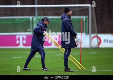 Cologne, Allemagne. 02 janvier 2023. Football : Bundesliga, coup d'envoi de l'entraînement pour 1. FC Köln au Geißbockheim. André Pawlak (l) dirige la formation de l'équipe de Bundesliga de 1. FC Köln avec Kevin McKenna (à droite), entraîneur adjoint. Crédit : Federico Gambarini/dpa/Alamy Live News Banque D'Images