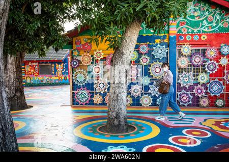 Taichung, Chine. 02 janvier 2024. Les gens interagissent avec le Street art vibrant au Rainbow Village à Taichung, Taiwan le 02/01/2024 les peintures murales colorées, créées par Huang Yung-Fu, un ancien soldat connu sous le nom de "Rainbow Grandpa", ont transformé un village dépendant de l'armée en une destination artistique célèbre, le sauver de la démolition et capturer l'esprit de la communauté avec ses peintures fantaisistes. Le village est devenu une attraction touristique populaire et sert en même temps comme un symbole significatif du patrimoine local et de la résistance créative par Wiktor Dabkowski crédit : dpa / Alamy Live News Banque D'Images