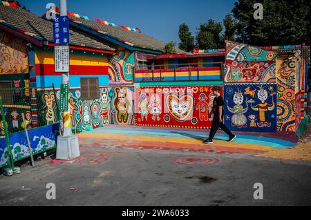 Taichung, Chine. 02 janvier 2024. Les gens interagissent avec le Street art vibrant au Rainbow Village à Taichung, Taiwan le 02/01/2024 les peintures murales colorées, créées par Huang Yung-Fu, un ancien soldat connu sous le nom de "Rainbow Grandpa", ont transformé un village dépendant de l'armée en une destination artistique célèbre, le sauver de la démolition et capturer l'esprit de la communauté avec ses peintures fantaisistes. Le village est devenu une attraction touristique populaire et sert en même temps comme un symbole significatif du patrimoine local et de la résistance créative par Wiktor Dabkowski crédit : dpa / Alamy Live News Banque D'Images