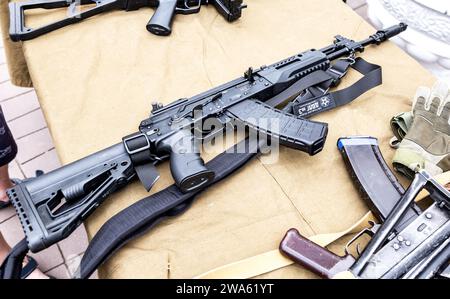 Samara, Russie - 27 mai 2023 : fusil d'assaut russe Kalachnikov AK-12 SU Banque D'Images