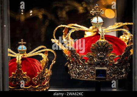 La couronne de Christian V et la couronne de la Reine, faites pour la reine Sophie Madeleine de Christian VI, au château de Rosenborg à Copenhague le mardi 2 janvier 2024. Les couronnes du monarque ont été utilisées pour la dernière fois lors de l'onction de Christian VIII en 1840. Aujourd'hui, le régent n'est ni couronné ni oint. Cependant, la couronne absolue est utilisée à la mort du monarque, où elle est placée sur le cercueil sous le castrum doloris. Dimanche 14 janvier, la reine Margrethe II abdique. Le prince héritier a promis de conduire le «navire» en avant, mais contrairement aux traditions britanniques, il n'y aura pas de couronnement réel du futu Banque D'Images