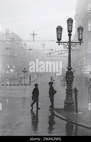 Noir et blanc de Noël à Belfast devant l'hôtel de ville, décembre 1963 Banque D'Images