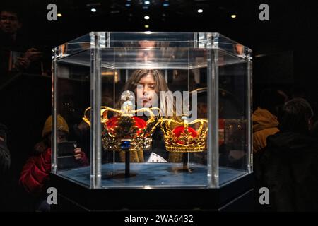 La couronne de Christian V et la couronne de la Reine, faites pour la reine Sophie Madeleine de Christian VI, au château de Rosenborg à Copenhague le mardi 2 janvier 2024. Les couronnes du monarque ont été utilisées pour la dernière fois lors de l'onction de Christian VIII en 1840. Aujourd'hui, le régent n'est ni couronné ni oint. Cependant, la couronne absolue est utilisée à la mort du monarque, où elle est placée sur le cercueil sous le castrum doloris. Dimanche 14 janvier, la reine Margrethe II abdique. Le prince héritier a promis de conduire le «navire» en avant, mais contrairement aux traditions britanniques, il n'y aura pas de couronnement réel du futu Banque D'Images