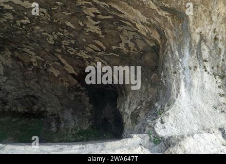 de grandes grottes creusées à l'intérieur de la montagne utilisées à l'époque préhistorique par les hommes primitifs comme abri et habitation Banque D'Images
